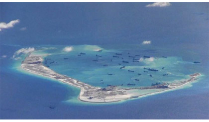 Hoạt động bồi lấp, xây dựng đảo trái phép của Trung Quốc ở Biển Đông. Nguồn: Reuters