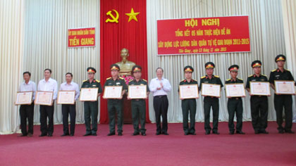 Phó Chủ tịch UBND tỉnh Trần Thanh Đức tặng bằng khen cho các tập thể tại hội nghị
