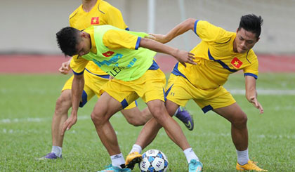 Các cầu thủ U21 Báo Thanh niên luyện tập. Ảnh: thanhnien.com.vn