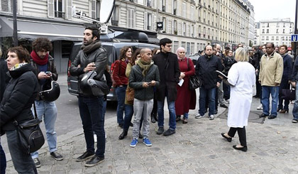 Dòng người xếp hàng hiến máu cho các nạn nhân khủng bố ở Paris Nguồn: Guardian