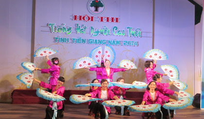 Một tiết mục tại Hội thi “Tiếng hát người cao tuổi  tỉnh Tiền Giang năm 2014”.              