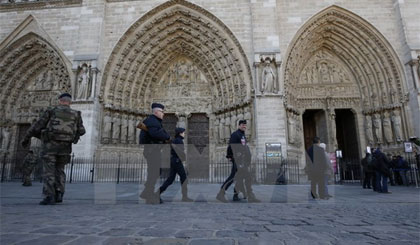 Lực lượng an ninh Pháp tuần tra tại lối vào nhà thờ Notre Dame ở thủ đô Paris ngày 15/11. Nguồn: AFP/TTXVN