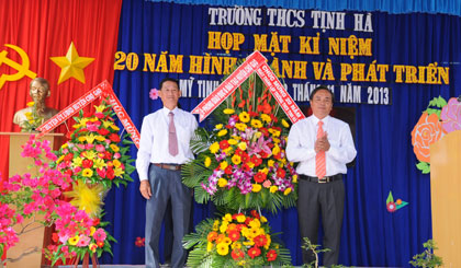 Thầy Võ Duy Thiện nhận lẵng hoa  của lãnh đạo Phòng GD-ĐT huyện Chợ Gạo.