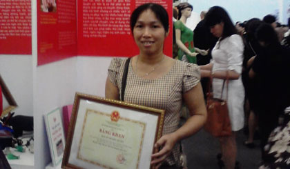 Cô Kiều Quyên và nơi triển lãm Mô hình  đa năng của cô tại Hà Nội năm 2015.
