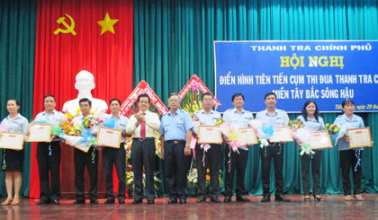 Ông Lê Hồng Quang, Phó Bí thư Tỉnh ủy trao Giấy khen cho các đơn vị đạt thành tích trong phong trào thi đua yêu nước Cụm Tây Bắc sông Hậu 2010 - 2015 (Đại diện Thanh tra TP. Mỹ Tho - thứ 2 từ phải sang).