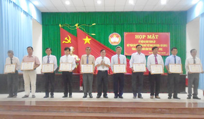 Ông Phạm Anh Tuấn, Bí thư huyện ủy trao giấy khen cho tập thể.
