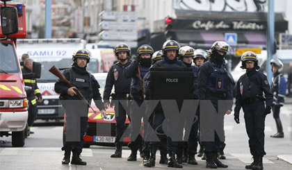 Lực lượng an ninh Pháp được triển khai tại hiện trường khu vực truy quét khủng bố ở Saint-Denis ngày 18-11. Nguồn: AFP/TTXVN