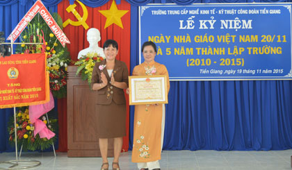 Bà Đỗ Thị Hương Thu trao bằng khen UBND tỉnh cho cô Nguyễn Thị Lượng – Hiệu trưởng nhà trường 
