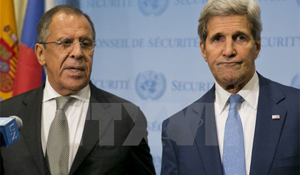 Ngoại trưởng Nga Sergey Lavrov và Ngoại trưởng Mỹ John Kerry trong cuộc họp báo về tình hình Syria ở New York, Mỹ ngày 30-9. Ảnh: AFP/TTXVN
