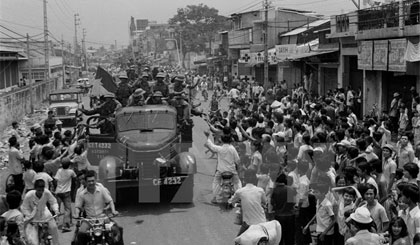 Những thước phim tư liệu này miêu tả sống động về Việt Nam từ những năm 60-70 của thế kỷ trước. Ảnh: TTXVN