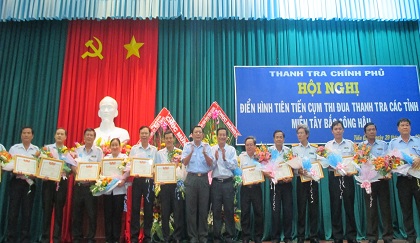 Ông Nguyễn Văn Thắng, Chánh Thanh tra tỉnh trao Giấy khen cho các đơn vị đạt thành tích trong phong trào  thi đua yêu nước Cụm Tây Bắc sông Hậu 2010 - 2015 (Đại diện Thanh tra Sở Công thương - thứ 2 từ phải sang).