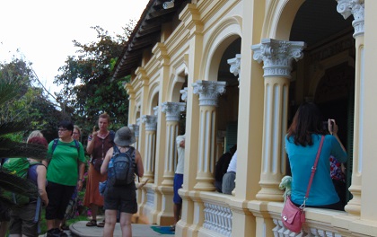 Du khách nước ngoài tham quan ngôi nhà cổ của ông Phan Văn Đức (Ba Đức) ở Làng cổ  Đông Hòa Hiệp.