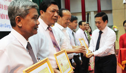 Ông Trần Thế Ngọc, Ủy viên BCH Trung ương Đảng trao Kỷ niệm chương cho các cá nhân.