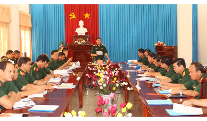 Thiếu tướng Lê Minh Hiền, Phó Tham mưu trưởng Bộ Tư lệnh Quân khu 9 phát biểu, đánh giá việc thực hiện công tác quân sự, quốc phòng địa phương năm 2015 ở Tiền Giang.