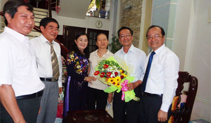 Ông Trần Thanh Đức, Phó Chủ tịch UBND tỉnh thăm, tặng hoa chúc mừng  ông Phan Văn Hà (thứ hai từ phải qua).
