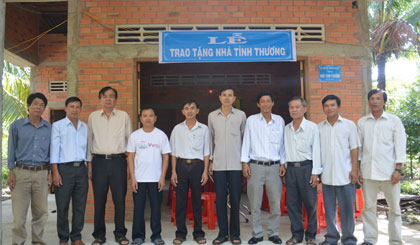 Ông Nguyễn Minh Tân, Phó Tổng Biên tập Báo Ấp Bắc (thứ 3 từ trái qua) tại buổi bàn giao nhà tình thương.