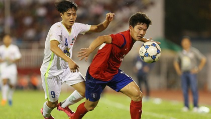  Kiểm soát bóng nhiều hơn nhưng U21 HAGL (áo trắng) không thể khoan thủng hàng phòng ngự được tổ chức tốt của U19 Hàn Quốc. Ảnh: Đức Đồng.