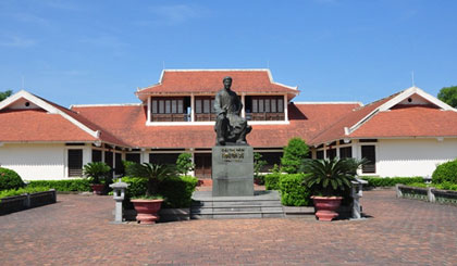 Tượng đài Đại Thi hào Nguyễn Du ở xã Tiên Điền, huyện Nghi Xuân, tỉnh Hà Tĩnh. 