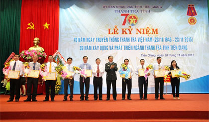 Tổng Thanh tra Chính phủ Huỳnh Phong Tranh và Chủ tịch UBND tỉnh Nguyễn Văn Khang trao Kỷ niệm chương Vì sự nghiệp Thanh tra cho các cá nhân.