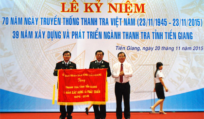 Chủ tịch UBND tỉnh Nguyễn Văn Khang trao Cờ truyền thống cho lãnh đạo ngành Thanh tra tỉnh.