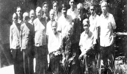 Các chiến sĩ tham gia khởi nghĩa Nam kỳ năm xưa về thăm nhà bà Năm Dẹm - nơi họp Hội nghị Xứ ủy Nam kỳ chuẩn bị cho cuộc khởi nghĩa ngày 23-11-1940 (tại xã Tân Hương, quận Châu Thành).