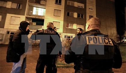 Cảnh sát Pháp gác tại quận Champs Plaisants thuộc Sens. Nguồn: AFP/TTXVN