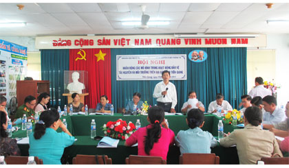 Ông Bùi Thái Sơn, Phó Trưởng Ban Dân vận Tỉnh ủy phát biểu tại hội nghị.