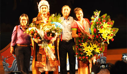 Giám đốc Sở VH-TT&DL Nguyễn Ngọc Minh tặng hoa cho nghệ sĩ Nhơn Hậu và Đào Vũ Thanh.