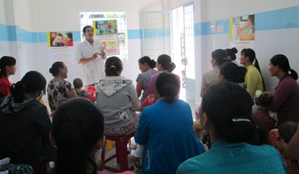 Bác sĩ Võ Tấn Phúc hướng dẫn cách chăm sóc trẻ cho phụ nữ đang cho con bú.