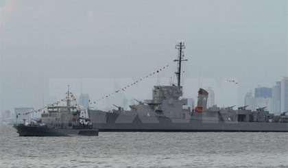 Tàu chiến BRP Rajah Humabon (phải) và tàu tuần tra Philippines. Nguồn: AFP/TTXVN