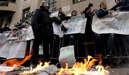 Người dân Nga biểu tình trước cửa đại sứ quán Thổ Nhĩ Kỳ tại thủ đô Moskva của Nga. Ảnh: AFP