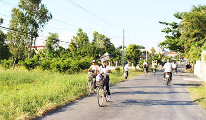 Học sinh ở xã Bình Xuân trên đường đi học về.
