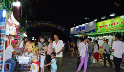 Các DN tham gia bán hàng ở một phiên chợ hàng Việt về thị trấn Chợ Gạo.