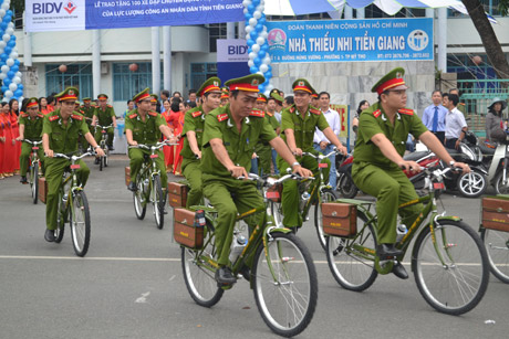 BIDV tặng 100 xe đạp chuyên dụng cho Công an Tiền Giang.