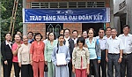 Trao nhà đại đoàn kết cho gia đình bà Lê Thị Bé