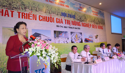 Bà Nguyễn Thị Kim Ngân, Ủy viên Bộ Chính trị, Phó Chủ tịch Quốc hội phát biểu tại hội thảo.