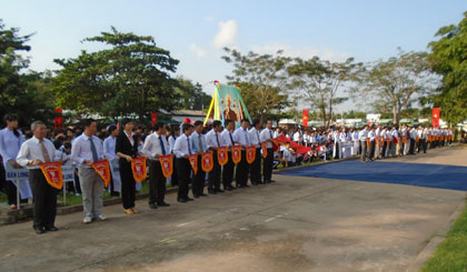 Ông Trương Minh Tới, Phó Bí thư huyện ủy Châu Thành đốt lửa truyền thống và tặng cờ cho đại diện các đơn vị tham gia