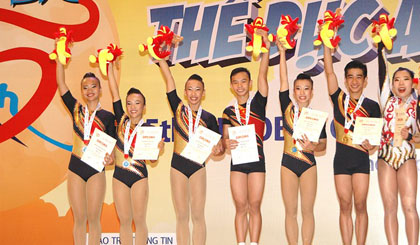 Hai đội VN giành cả huy chương Vàng và huy chương Bạc nhóm 3 người lứa tuổi 15-17. Ảnh: laodong.com.vn 