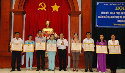 -	Phó Chủ tịch UBND tỉnh Trần Thanh Đức trao Bằng khen của UBND tỉnh cho các tập thể và cá nhân.
