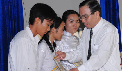 Ông Nguyễn Hữu Đức, nguyên Tổng Biên tập Báo Ấp Bắc và ông Dương Ngọc Minh, Chủ tịch Hội đồng Quản trị Công ty cổ phần Hùng Vương trao học bổng cho các em.                                                                                                                                                                                                                                                                                                           