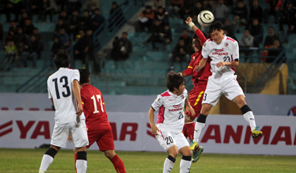 Một pha tranh chấp bóng giữa cầu thủ ĐT U23 Việt Nam và CLB Cerezo Osaka trong trận đấu tối 17-12-2015. Ảnh: thethaovietnam.vn 