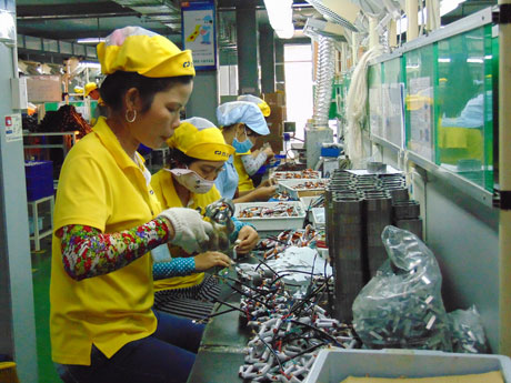 Người lao động vui mừng và chờ đợi lương tăng theo Nghị định 122/2015/NĐ-CP. (Ảnh chụp tại Công ty TNHH Điện cơ Fang Zheng Việt Nam, Khu công nghiệp Long Giang, huyện Tân Phước). 