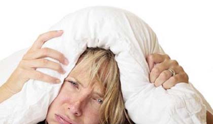 Trùm chăn kín đầu là một trong những thói quen ngủ gây hại cho sức khỏe vào mùa đông. Ảnh: Sleepfoundation.