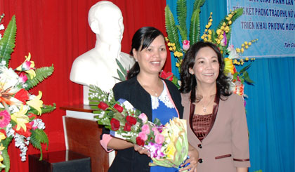 Bà Nguyễn Thị Sáng tặng hoa chúc mừng bà Nguyễn Thị Kim Phượng, tân Chủ tịch Hội LHPN tỉnh.