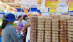Hàng Việt vẫn chiếm ưu thế thị trường bánh, mứt Tết Nguyên đán