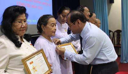 Được sự ủy quyền, ông Trần  Thanh Đức, Phó Chủ tịch UBND tỉnh gắn Kỷ niệm chương cho các cá nhân.