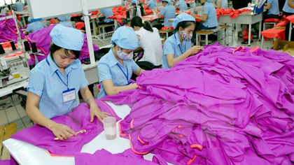 Garment production for exports in Hoa Tho Textile and Garment Company (Photo: VNA)