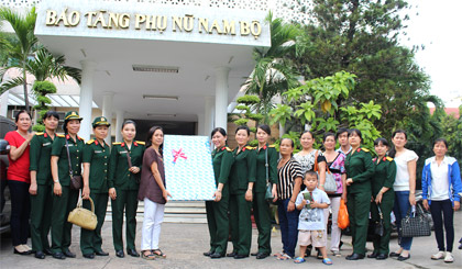 Hội Phụ nữ cơ sở Bộ Chỉ huy Quân sự tỉnh tặng quà cho Bảo tàng Phụ nữ Nam bộ trong chuyến tham quan nhân kỷ niệm Ngày thành lập Hội LHPN Việt Nam (20-10-2015).