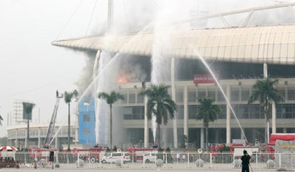  Lực lượng PCCC phun vòi rồng để dập tắt đám cháy. Ảnh: cand.com.vn