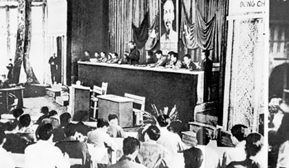 Chủ tịch Hồ Chí Minh đọc Báo cáo chính trị tại Đại hội đại biểu toàn quốc lần thứ II của Đảng (tháng 2-1951). Ảnh: TL